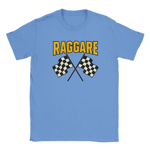 Ljusblå T-shirt med gul text Raggare och två korslagda svartvita racingflaggor – perfekt för bilkultur, cruising och raggarkvällar