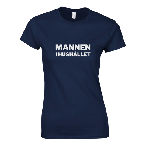 Marinblå dam-t-shirt med vit text "Mannen i hushållet"
