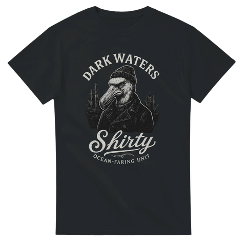 Albatross i sjömansmössa framför skepp med texten Dark Waters och Shirty på svart T-shirt.