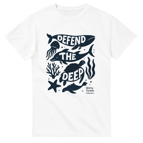 Vit t-shirt med havsmotiv och texten "Defend the Deep" – val, sköldpadda, manet och koraller