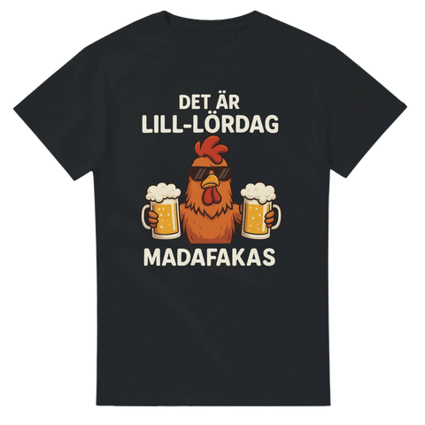 Svart t-shirt med tecknad höna i solglasögon som håller två öl och texten "Det är lill-lördag madafakas"