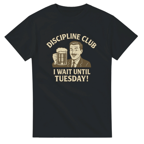 Svart t-shirt med retrofigur som skålar i öl och texten ”Discipline Club – I wait until Tuesday”.
