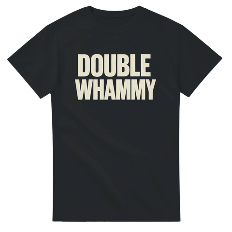 T-shirt med stor text: "DOUBLE WHAMMY" i retrostil