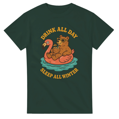 Grön t-shirt med tecknad björn som flyter på en flamingo och texten ”Drink All Day – Sleep All Winter”.