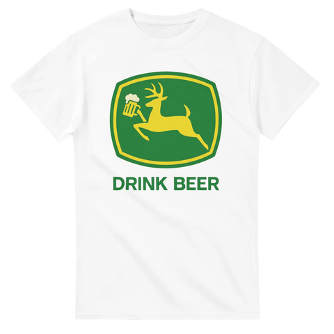 T-shirt med gul hjort som håller ölsejdel och texten "DRINK BEER" i grönt