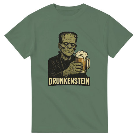 Grön t-shirt med tecknad Frankenstein som håller en öl och texten ”Drunkenstein”.