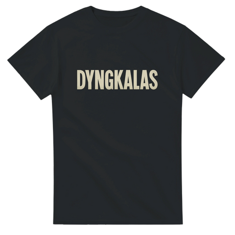 Svart t-shirt med stor text ”DYNGKALAS” – perfekt för festival, förfest och vilda ölkvällar.