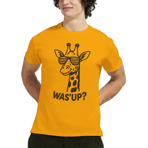 Gul t-shirt med illustration av en giraff med solglasögon och texten "Was' Up?", perfekt för humorälskare som vill sticka ut med en rolig tröja