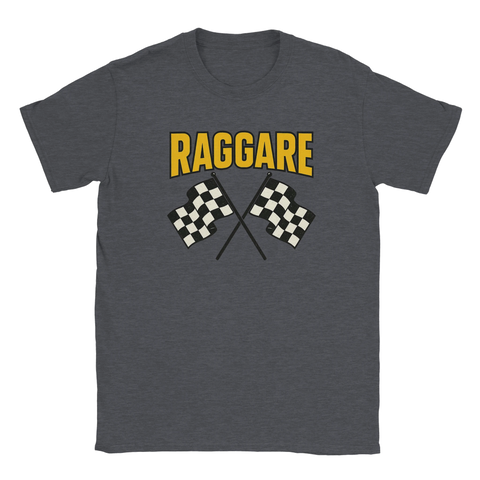 Grå T-shirt med gul text Raggare och två korslagda svartvita racingflaggor – perfekt för bilkultur, cruising och raggarkvällar