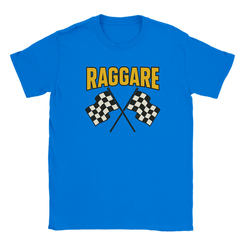 Blå T-shirt med gul text Raggare och två korslagda svartvita racingflaggor – perfekt för bilkultur, cruising och raggarkvällar