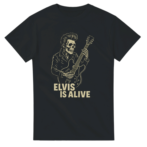 Svart t-shirt med rockabilly-inspirerat raggarmotiv, döskalle-Elvis med gitarr och texten "Elvis Is Alive", perfekt för raggare och rockfans.