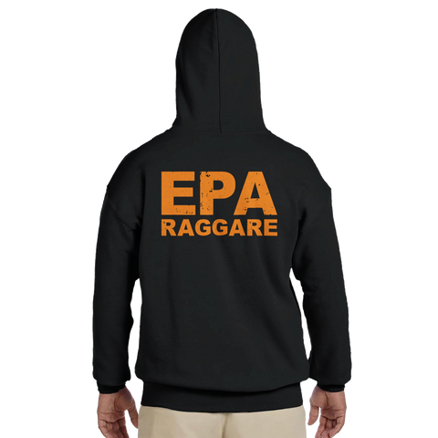 Svart hoodie med orange ryggtryck: "EPA RAGGARE" i stora bokstäver