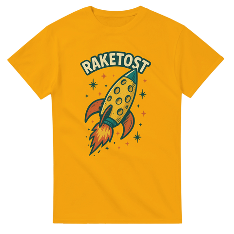 Gul t-shirt med färgglad illustration av en tecknad raket formad som en ost, omgiven av stjärnor, samt texten "RAKETOST". Perfekt för rymd- och humorälskare.