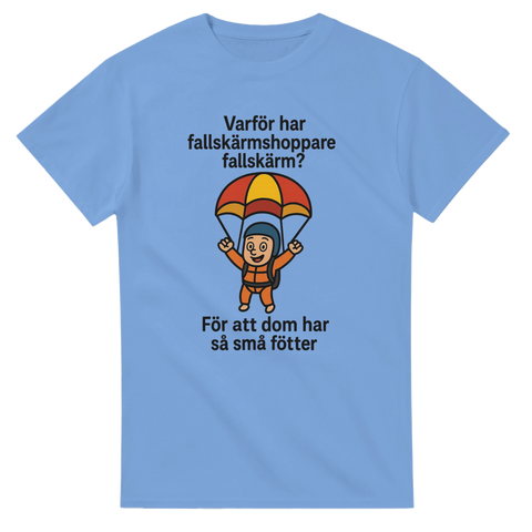 Blå t-shirt med texten "Varför har fallskärmshoppare fallskärm? För att dom har så små fötter" och en tecknad fallskärmshoppare – perfekt för pappaskämt och vardagshumor