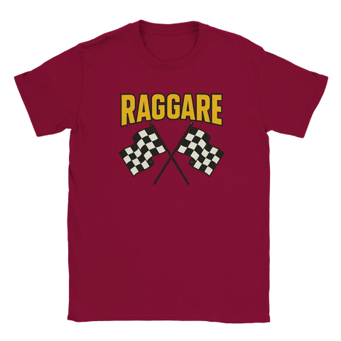 Vinröd T-shirt med gul text Raggare och två korslagda svartvita racingflaggor – perfekt för bilkultur, cruising och raggarkvällar