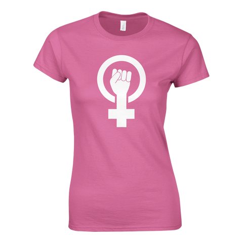 Mörkrosa t-shirt med vit feministisk symbol – venusmärke med knuten näve i mitten.