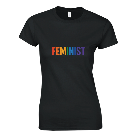 Svart t-shirt för kvinnor med texten Feminist i regnbågsfärger – statement-plagg för Pride och jämställdhet