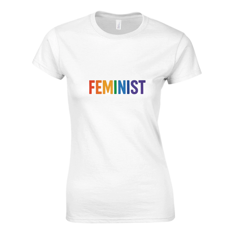 Vit dam t-shirt med texten Feminist i regnbågsfärger