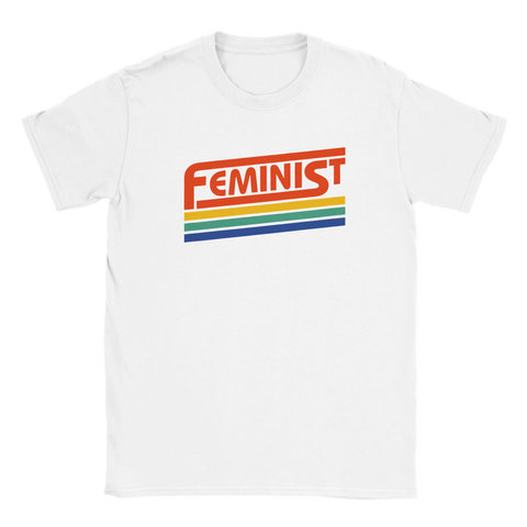 Vit t-shirt med retrotexten "Feminist" i rött och regnbågsfärgade linjer under.