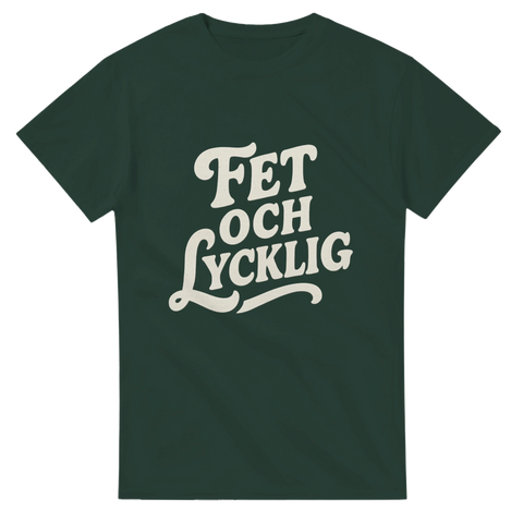 Grön t-shirt med stor text "Fet och Lycklig" i vintage-retro typsnitt, perfekt för dig med humor och självdistans