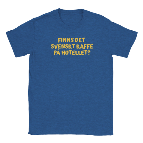 Blå t-shirt med texten “Finns det svenskt kaffe på hotellet?” i gul text