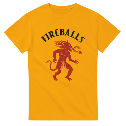 Gul t-shirt med röd djävul som spottar eld och texten Fireballs – inspirerad av Fireball whiskey.