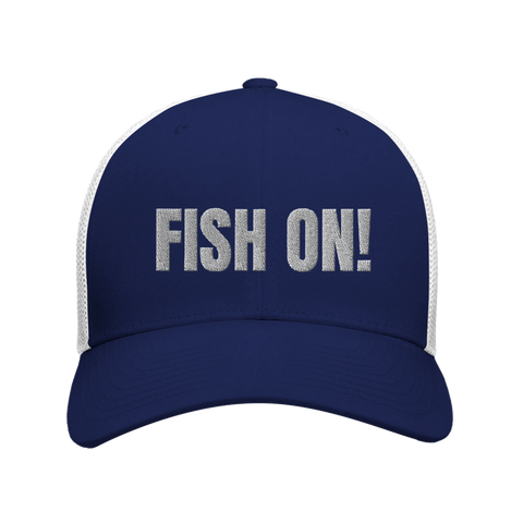 Blåvit truckerkeps med tydlig vit text "FISH ON!" broderad framtill