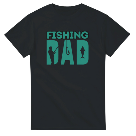T-shirt i svart med turkos texten "Fishing Dad" och siluetter av fiskare, krok och fisk.