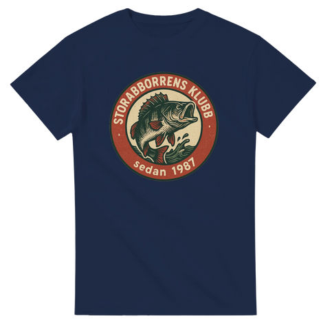 Marinblå t-shirt med vintage badge och texten "Storabborrens Klubb – sedan 1987"