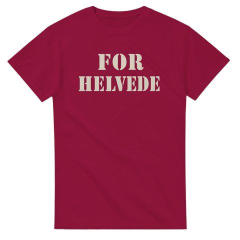 Röd t-shirt med texten For helvede i stencilbokstäver.