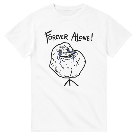Vit t-shirt med motiv av den klassiska Forever Alone-memen, en tecknad ensam figur med tårar och texten "Forever Alone".