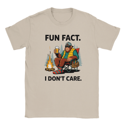 Rolig t-shirt med bigfoot som dricker öl vid en brasa och texten "Fun Fact. I Don't Care"