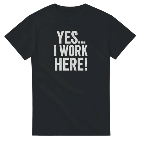 Rolig t-shirt med texten ”Yes… I Work Here!” i stor vit typografi – perfekt för serviceyrken och humorälskare.