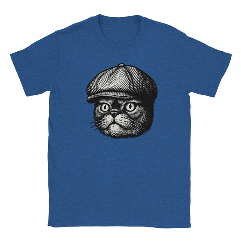 T-shirt med svartvit teckning av sur katt med keps