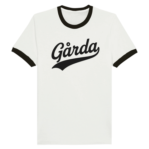Ringer t-shirt med svart text "Gårda" i retrostil på vit bakgrund