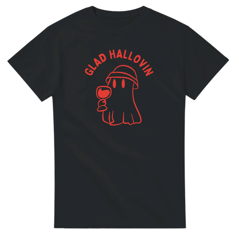 Svart t-shirt med röd linjeillustration av ett spöke som håller ett vinglas och texten “Glad Hallovin” – rolig halloween-tröja för vinälskare.