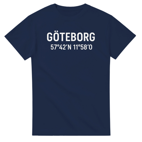 Marinblå t-shirt med texten ”Göteborg 57°42’N 11°58’O” i vit stilren design
