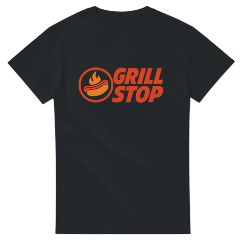 Svart t-shirt med röd-orange texten "Grill Stop" och en grillkorv med låga som logotyp, perfekt för raggare och grillälskare