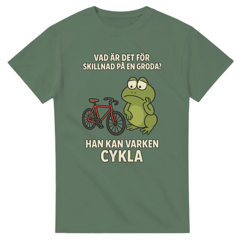 Grön t-shirt med textskämtet "Vad är det för skillnad på en groda? Han kan varken cykla!" samt illustration av en tecknad groda och en cykel – perfekt för pappahumor och vitsälskare