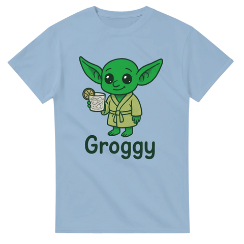 Rolig t-shirt med texten "Groggy" och tecknad figur som liknar Grogu som håller en drink
