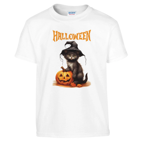 Vit t-shirt med svart katt i häxhatt bredvid en jack-o’-lantern och orange text “Halloween” – gulligt halloweenmotiv.