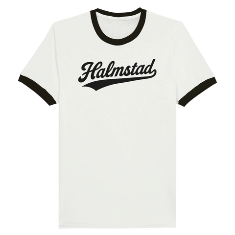 Ringer t-shirt med svart text "Halmstad" i retrostil på vit bakgrund