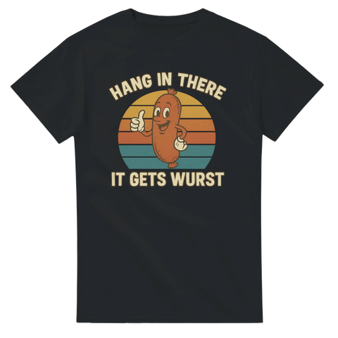 Svart t-shirt med retrofärgad bakgrund, tecknad glad korv med tummen upp och texten "Hang in there – it gets wurst"