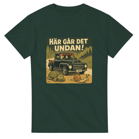 Mörkgrön t-shirt med EPA-traktor som kör om en sköldpadda och en snigel, texten "Här går det undan!"