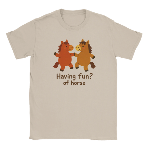 Beige t-shirt med två tecknade hästar och texten Having fun? Of horse