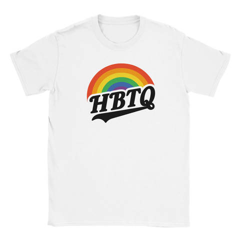 Vit t-shirt med färgglad regnbåge ovanför ordet HBTQ i retro basebollinspirerad logotypstil