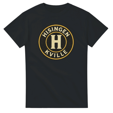 Svart t-shirt med runt emblem i guld och beige, text "HISINGEN KVILLE" och bokstaven H