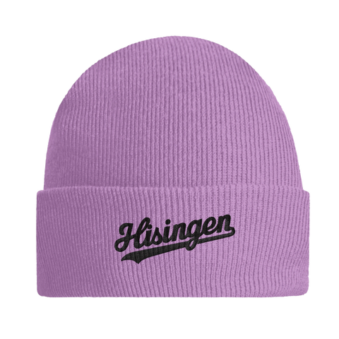 Lila mössa med svart broderad text Hisingen