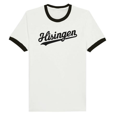 Vit t-shirt med svarta muddar och retroinspirerad text "Hisingen" i skriptstil, tryckt i svart