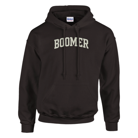 Hoodie med texten Boomer i college-tryck.